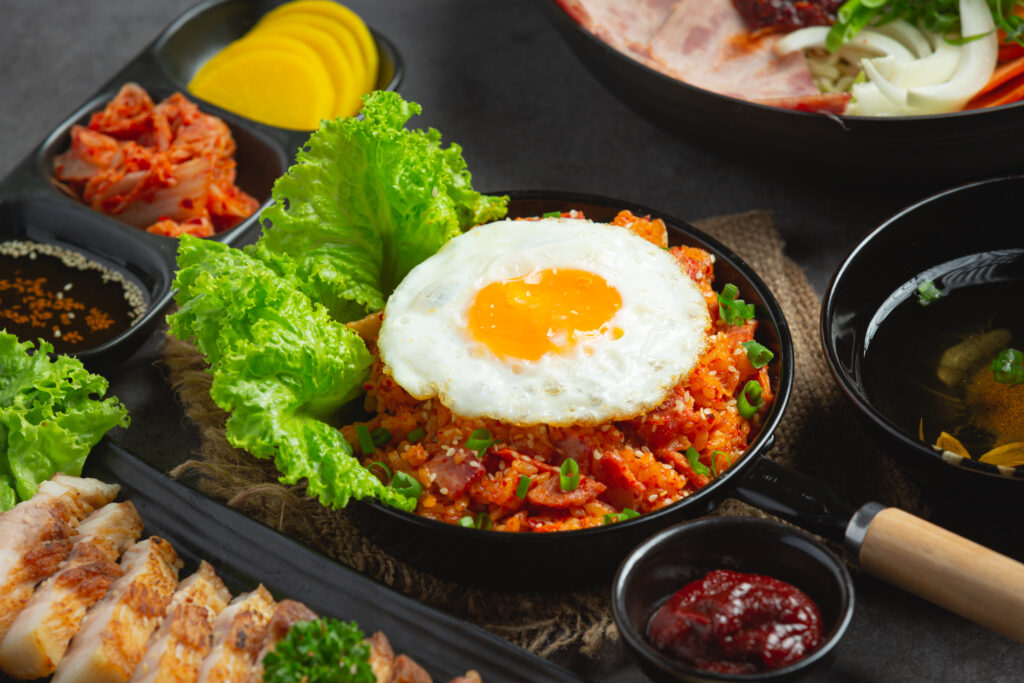 comida coreana, arroz frito con kimchi servido con huevo estrellado