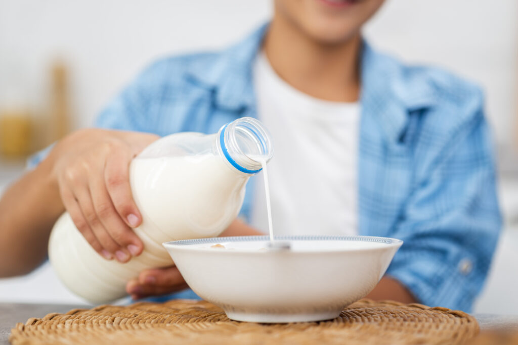 ¿Es bueno tomar leche de vaca en la edad adulta?